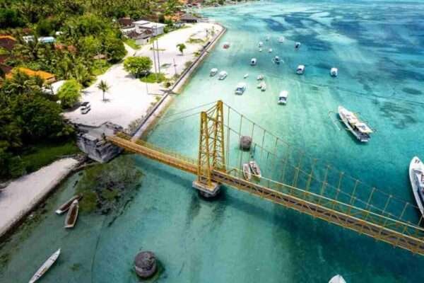Jembatan Kuning di Nusa Ceningan Nusa Penida Bali