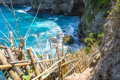 Seganing Waterfall adalah salah satu tempat tersembunyi di Nusa Penida yang menawarkan pemandangan alam yang menakjubkan.
