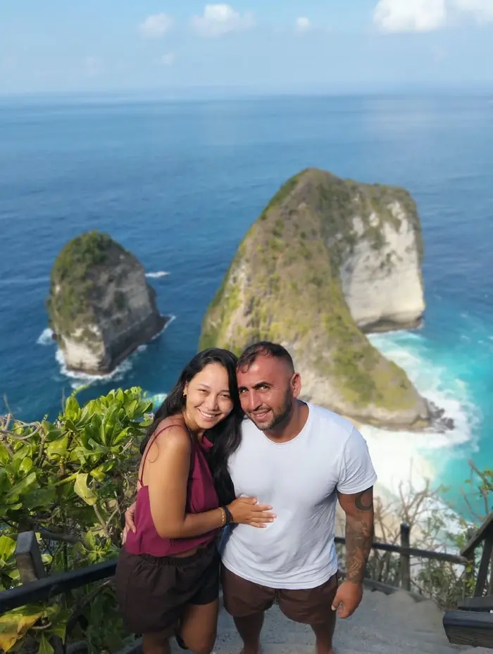 Kelingking Cliff overlooking the ocean in West Nusa Penida